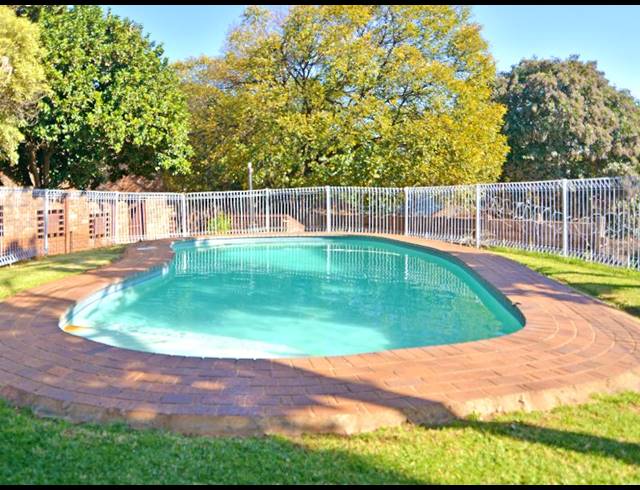4 BEDROOM DUPLEX FOR SALE IN BRAMLEY NORTH